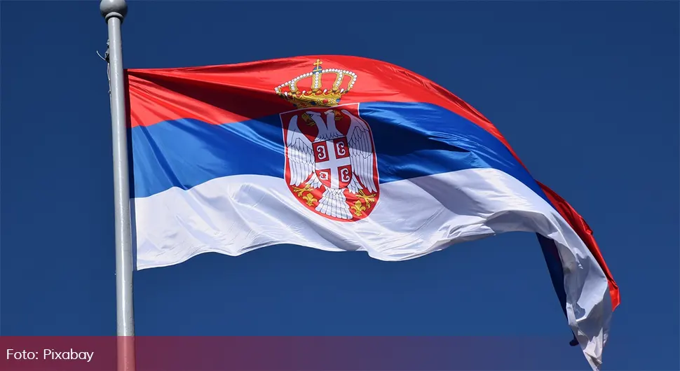 Zapaljena srpska trobojka