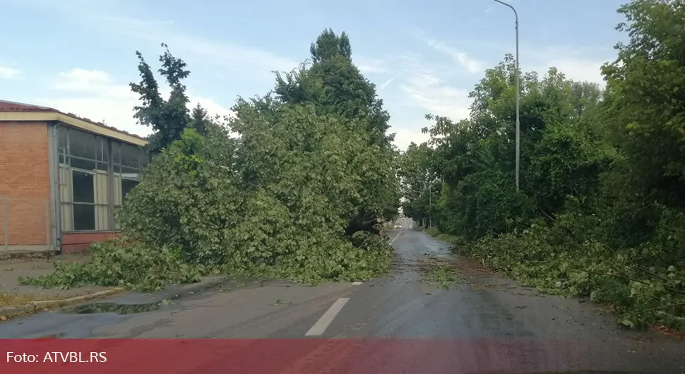 Nevrijeme ponovo napravilo haos u Banjaluci: Oluja nosila sve pred sobom