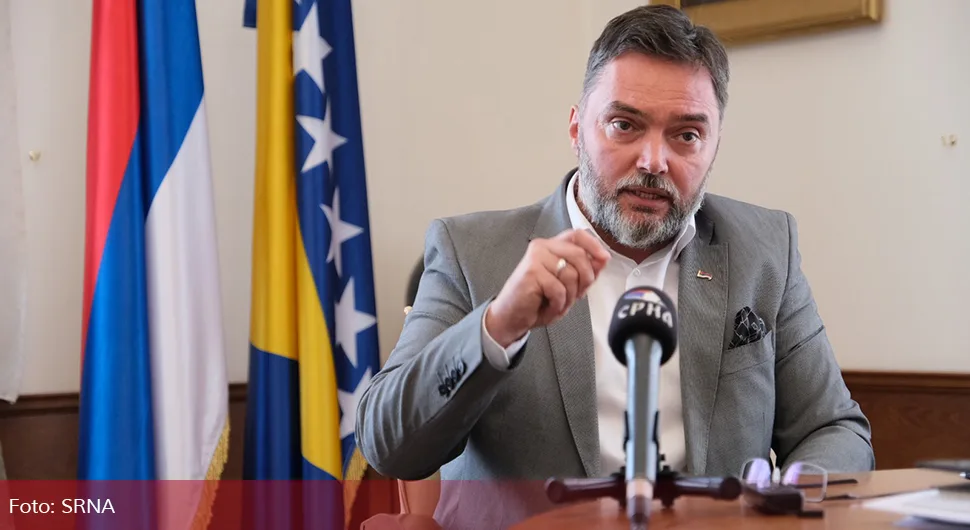Košarac traži odgovor: Ko je spustio zastave na pola koplja bez saglasnosti Savjeta ministara?