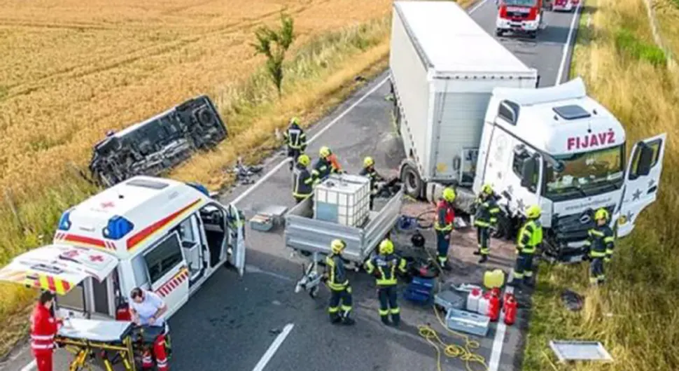 Vozač kombija zaspao i udario u kamion za čijim volanom je bio državljanin BiH