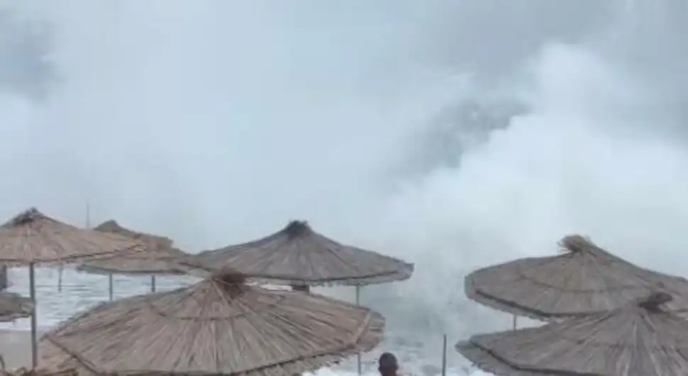 Jeziv snimak sa plaže u CG: Ogromni talasi 