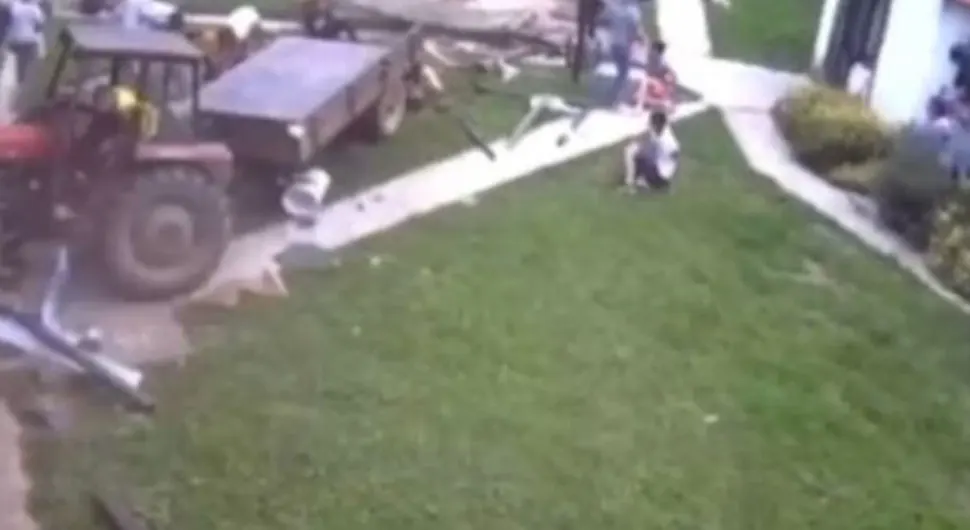 Stravična scena: Tinejdžer traktorom uletio u dvorište i povrijedio petoro ljudi
