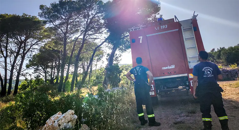 Buknuo požar kod Trogira, na terenu desetine vatrogasaca
