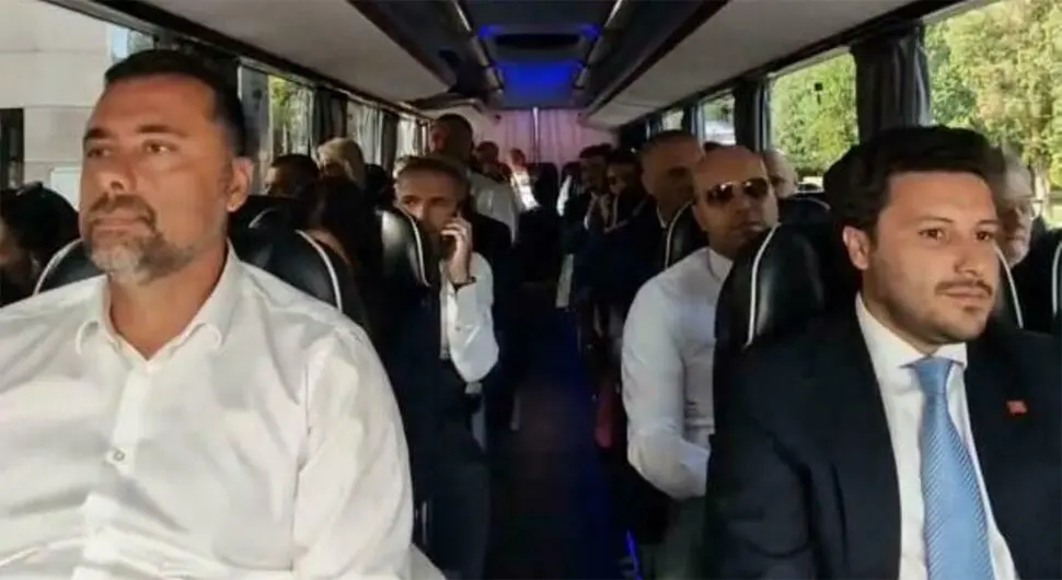Svi članovi crnogorske vlade autobusom otišli na sjednicu