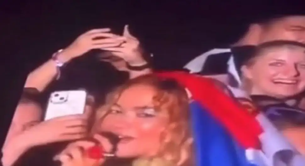 Rita Ora se oglasila nakon što je pjevala ogrnuta srpskom zastavom