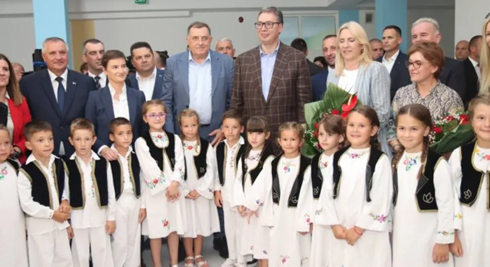 Mališani Vučiću i Dodiku uručili poklone - svoje uramljene radove