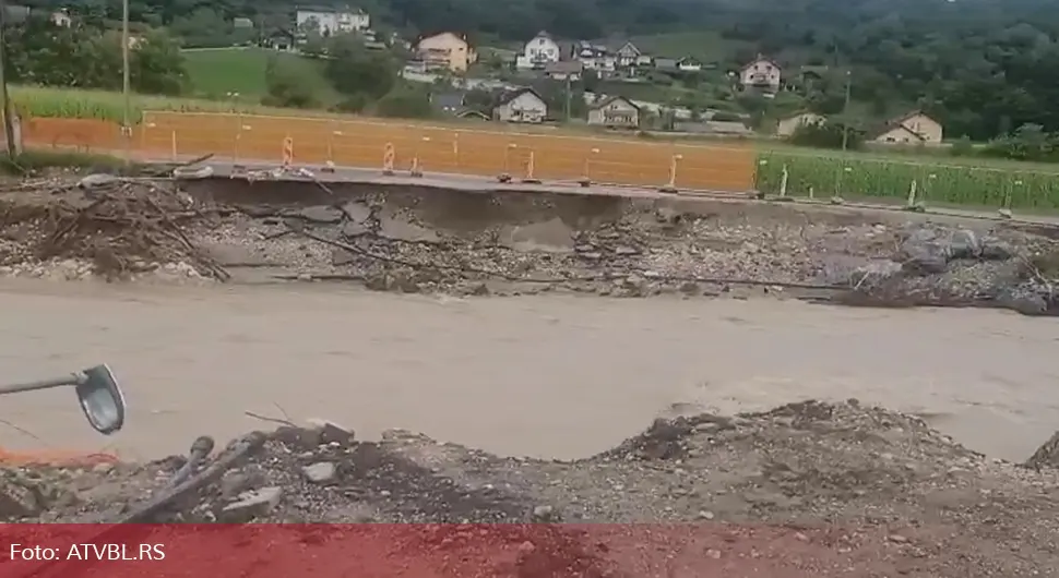 Šest stradalih u poplavama, borba sa vodom traje - ekipe iz Srpske na raspolaganju