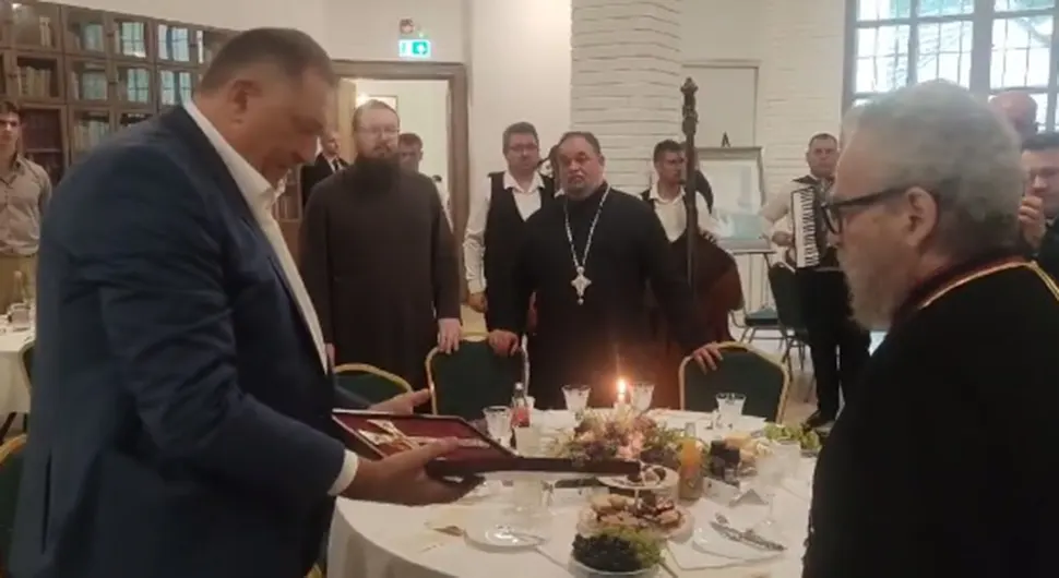 Dodik darovao časni krst episkopu Lukijanu