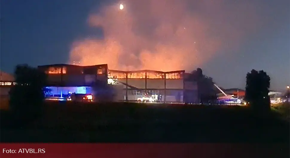 Vatrogasci se i dalje bore sa vatrom u fabrici 