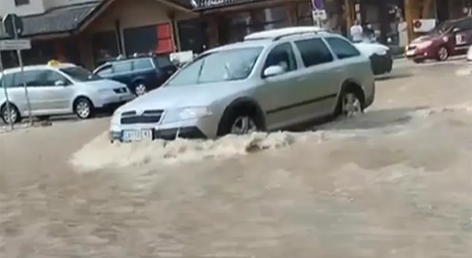 Naišlo snažno nevrijeme: Ulice u centru poplavljene, pao i grad!