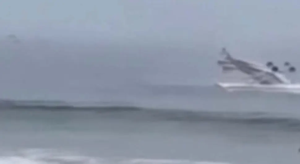 Kupači snimili pad aviona u more pored njih – VIDEO