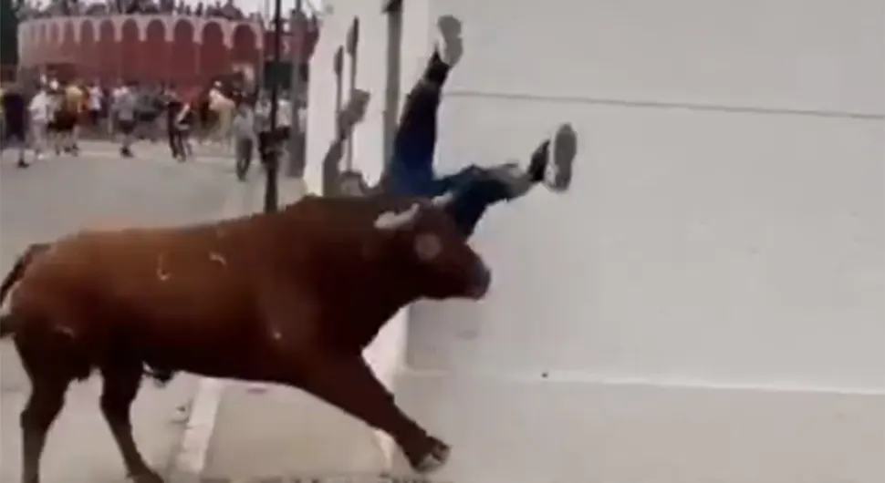 Uznemirujući snimak: Bik bacao ženu po pločniku kao igračku