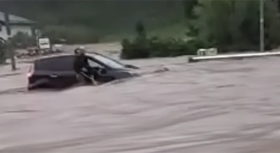 Dramatičan video: Bujica nosila auto u kojem je žena, spasili je prolaznici