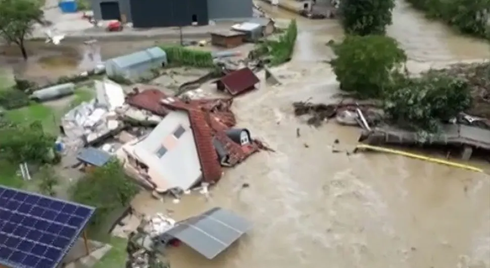 Bujica u Sloveniji sravnila kuću sa zemljom