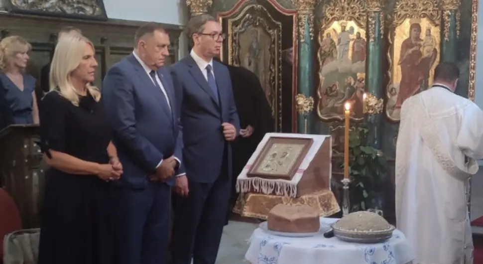 Dodik, Cvijanovićeva i Vučić na večernjem bogosluženju u Sentandreji