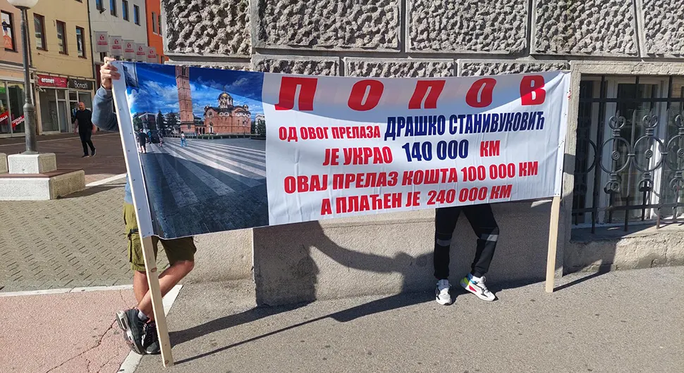 Banjalučani razvili transparent ispred Gradske uprave: Stanivuković lopov, ukrao je 140.000 KM