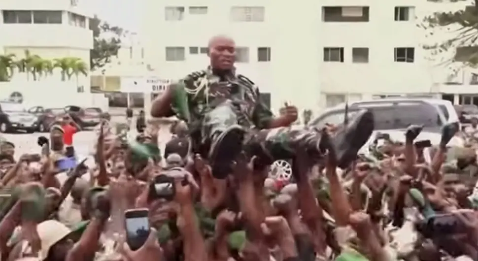 Hunta u Gabonu predstavila lidera: Novog vladara nosili na ramenima