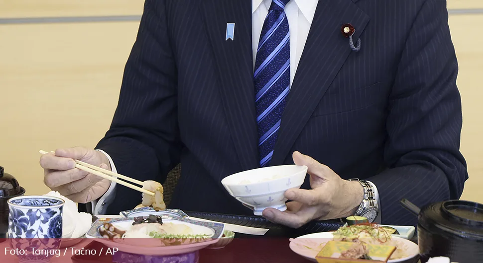 Premijer i ministri jeli ribu u Fukušimi pred kamerama