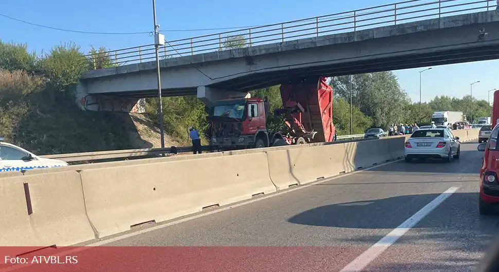 Prikolicom udario u nadvožnjak: Vozač kamiona prevezen na UKC Srpske!