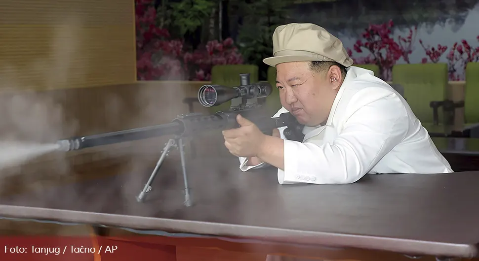 Objavljene slike kako puca: Kim obilazi fabrike i testira oružje!