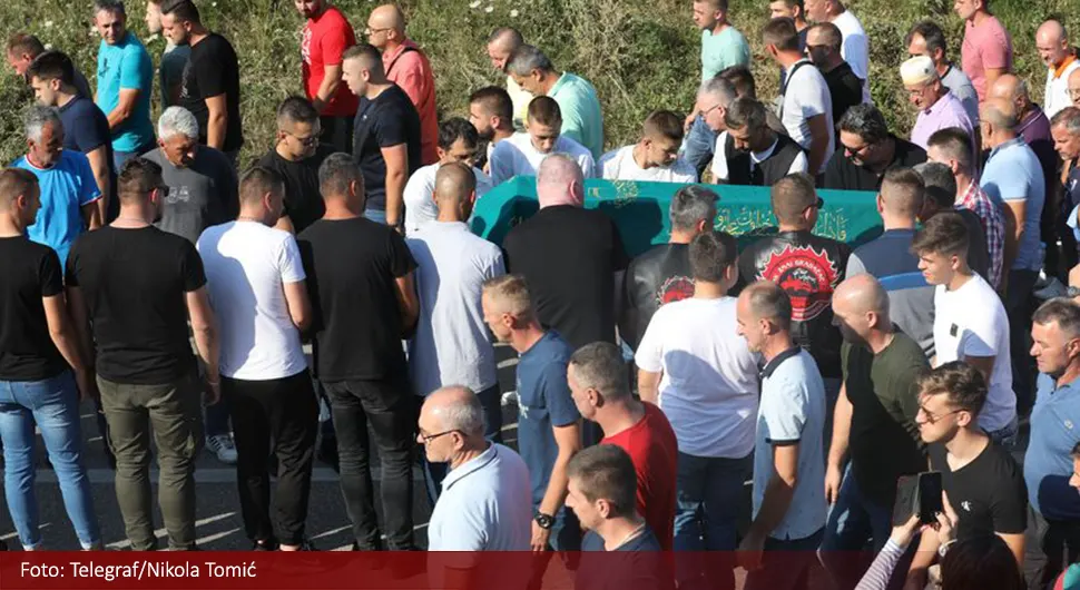 Najpotresniji prizor sa ispraćaja ubijene Nizame: Građani kovčeg iz ruke u ruku prenijeli od kuće do džamije