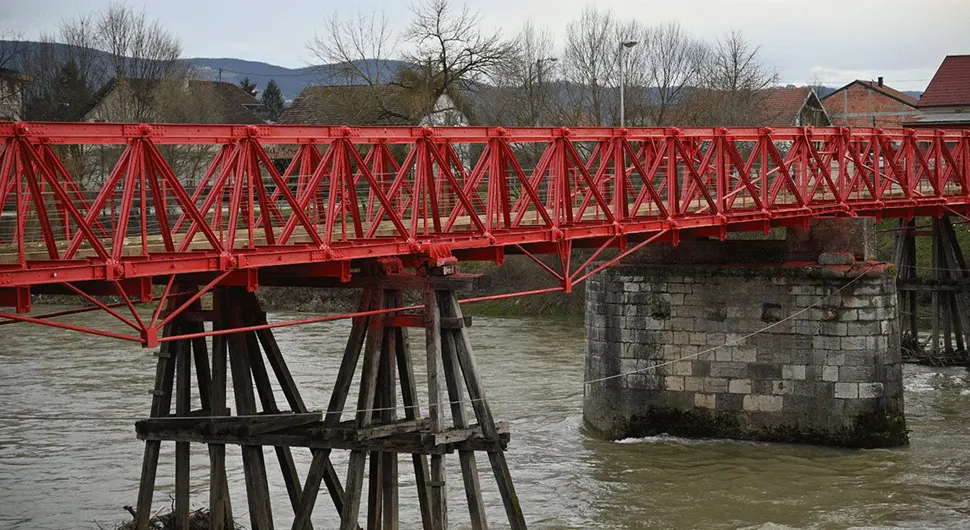 Pljačka vijeka na mostu u Trapistima: 600.000 KM za farbu i daske