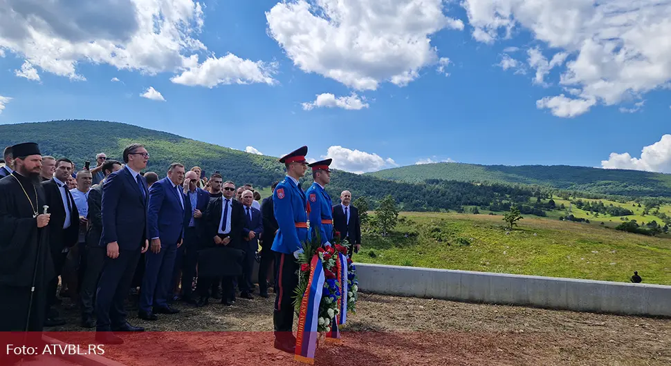 Dodik i Vučić položili vijence na Petrovačkoj cesti: Nećemo zaboraviti naše žrtve