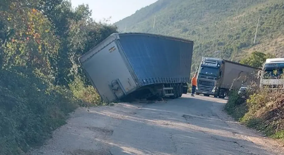 Otkačila se prikolica kamiona nasred puta