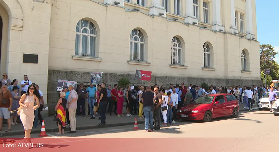 Građani protestovali ispred Gradske uprave Banjaluka, naišli na zaključana vrata