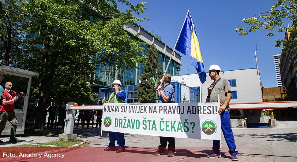 Više stotina rudara na protestu ispred Elektroprivrede BiH
