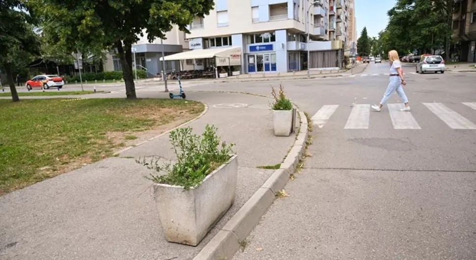 Banjalučki vandali ponovo na djelu: Uništili stubiće da parkiraju auto na trotoar