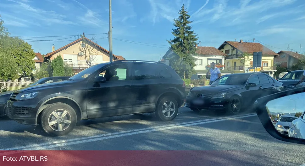 Sudar tri automobila u Banjaluci, formirala se velika gužva