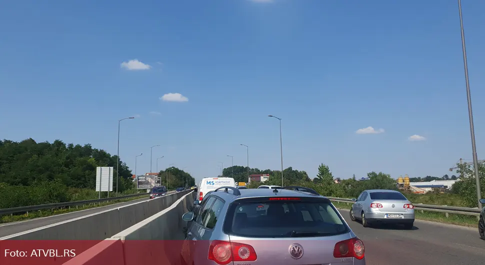 Sudar četiri automobila na putu Laktaši-Banjaluka, saobraćaj otežan