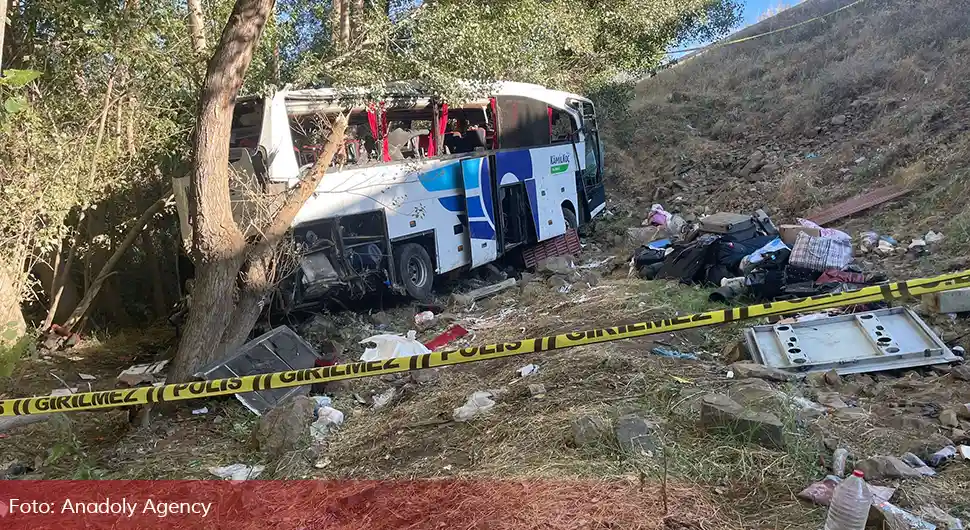Stravična nesreća: Vozač izgubio kontrolu nad autobusom, poginulo najmanje 12 osoba