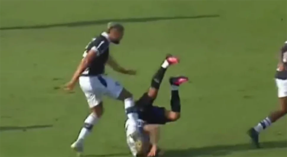 Brutalan potez: Fudbaler šutnuo protivnika u glavu dok je ležao na terenu!
