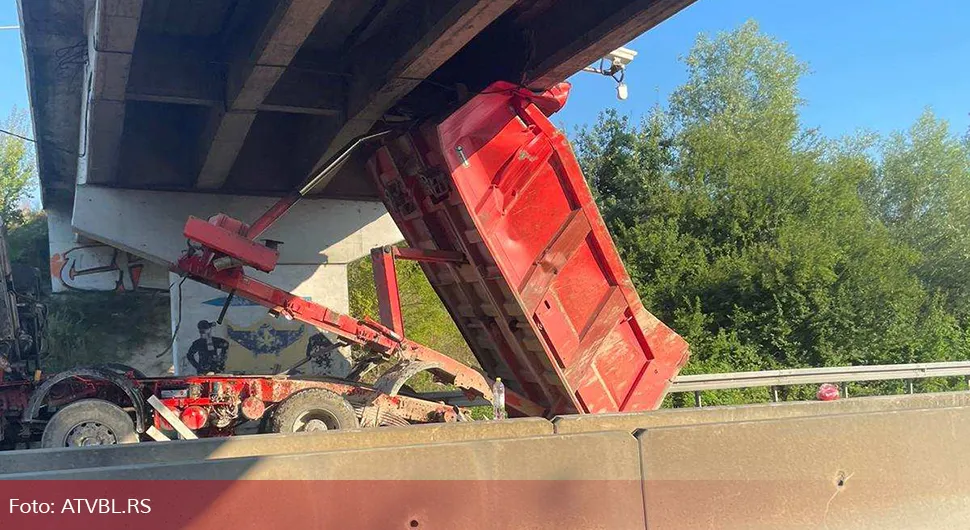 Kamion udario u nadvožnjak na brzoj cesti, ogromne gužve