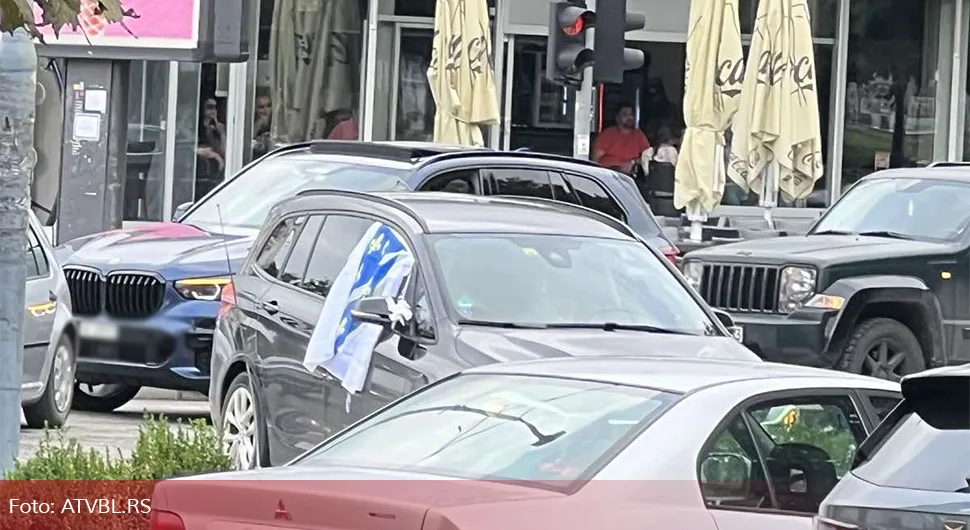 Na autu sa stranim tablicama u centru Doboja zastava takozvane Armije BiH