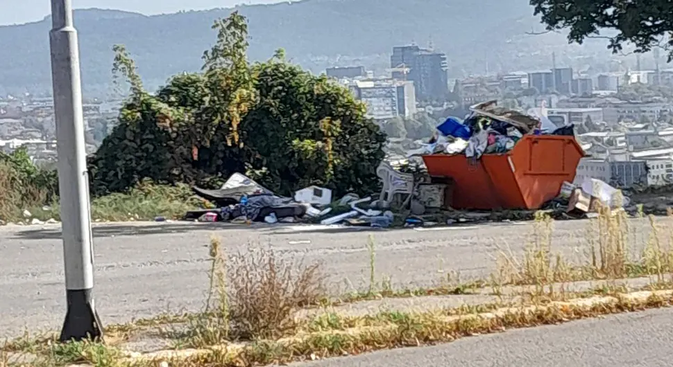 Бањалука затрпана смећем: Претрпани контејнери и оптад по улици