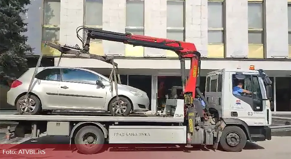 Pauk odvezao Vukanovićev automobil parkiran na ulazu Narodne skupštine