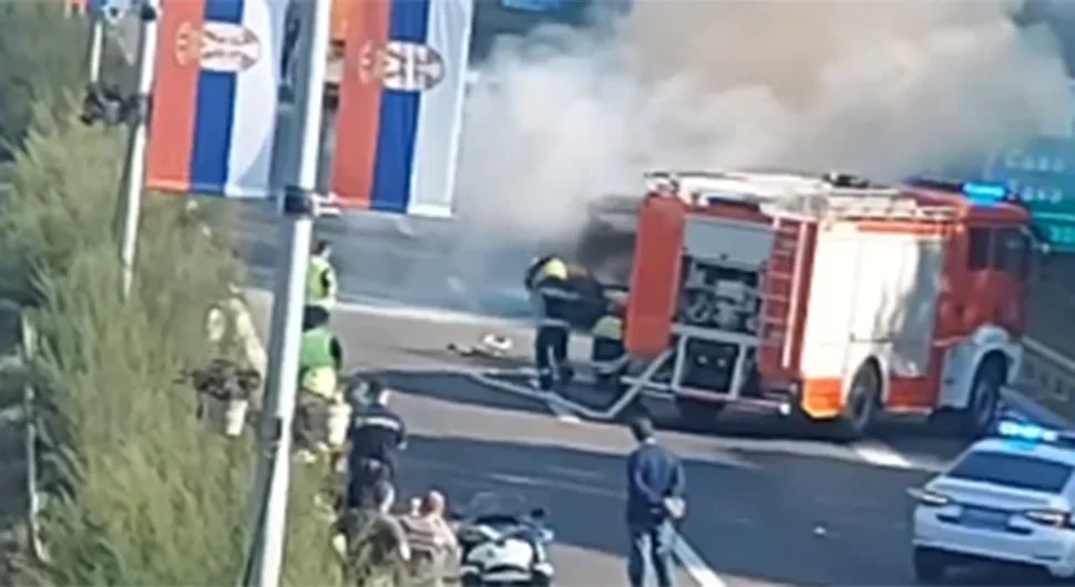 Planuo skupocjeni porše - vatru gasio vozač autobusa: 