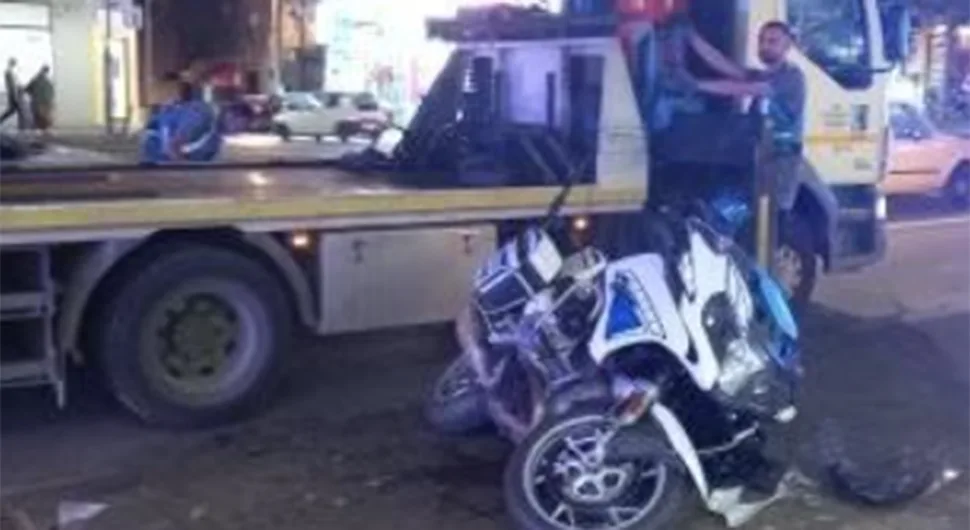 Након судара мотоциклиста ударио у трафику па у знак: Повријеђен и полицајац који је кренуо на увиђај