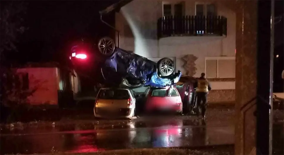 Nesreća u Slatini: Vozilom se zabio u parkirane automobile i završio na krovu