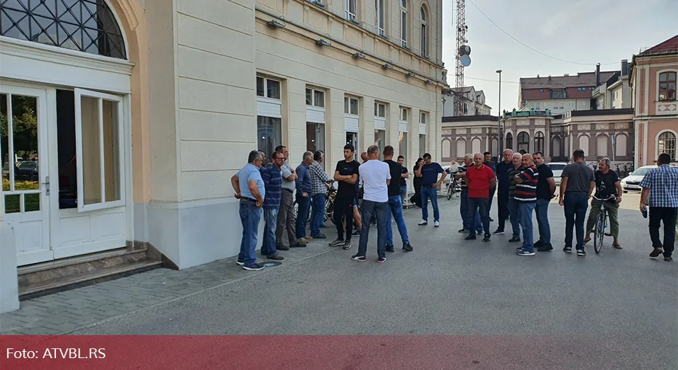 Bijeljinski farmeri protestuju pred Gradskom upravom: Petrović nije izašao