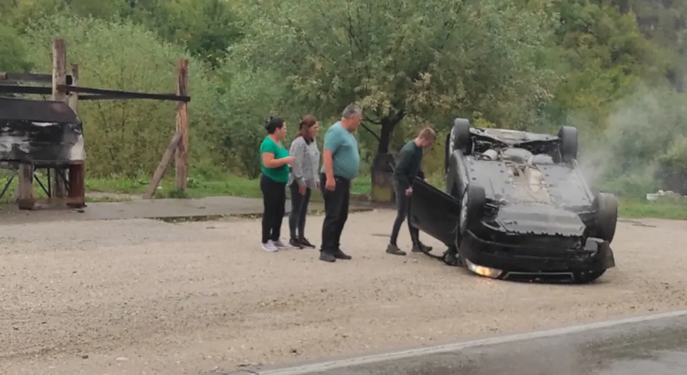 Odron pokupio auto, vozilo završilo na krovu