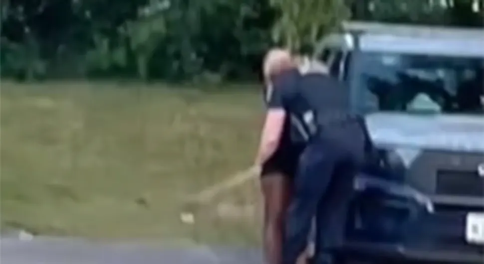 Snimili ga: Policajac imao intimne odnose sa ženom u službenom autu