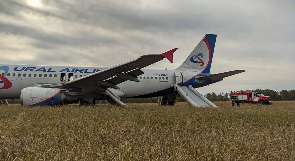 Ruski avion sa 159 putnika prisilno sletio u polje!