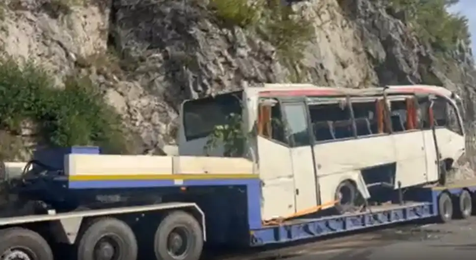 Sedam osoba iz autobusa koji je sletio kod Cetinja životno ugroženo