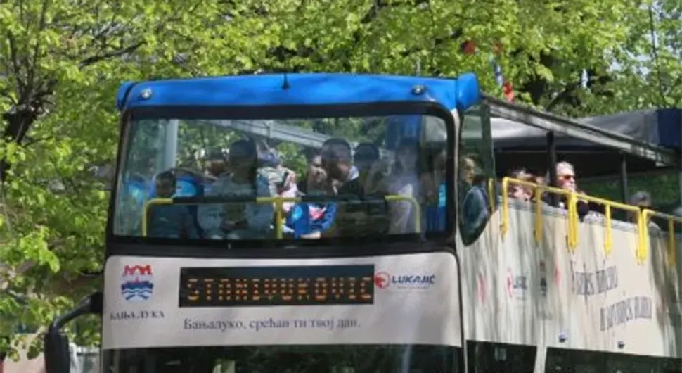 Nadmašio samog sebe: Stanivuković se promoviše na panoramskom autobusu