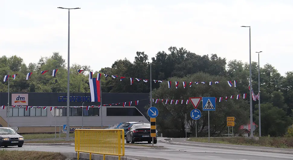 Дервента прекривена тробојкама, слави се Дан српског јединства