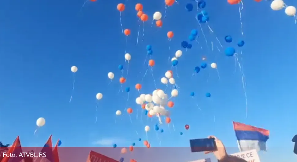 Baloni u bojama zastave Srpske na kraju skupa u Doboju